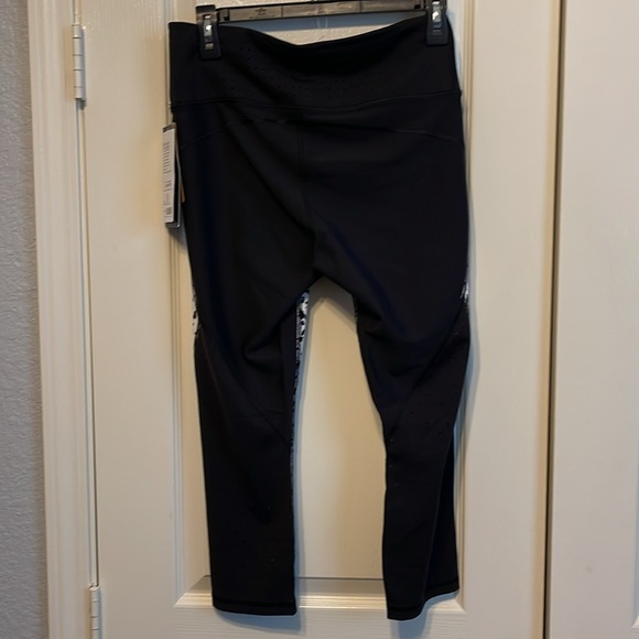 Athleta NWT Printed Stealth TruCool Capri - Picture 11 of 12